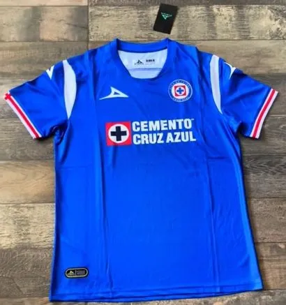 FOTO | @GoldenSportNCG La nueva playera de Cruz Azul