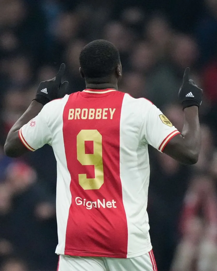Brobbey festejando gol en partido de la Eredivisie