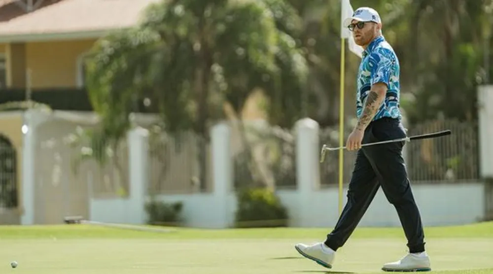 Saúl Álvarez observa su celular con su equipo de trabajo