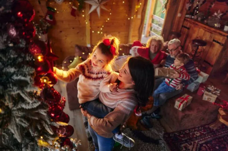 En ciertos países, manifestaciones festivas como decoraciones y música navideña están prohibidas. / iStock
