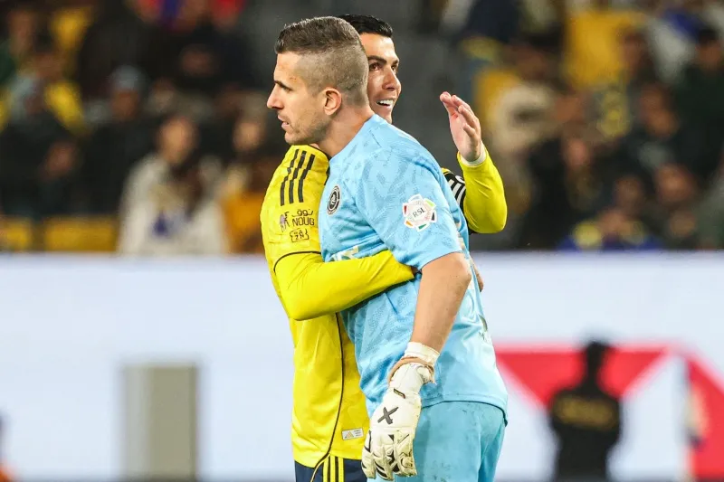 Cristiano Ronaldo saluda al portero Marcelo Grohe