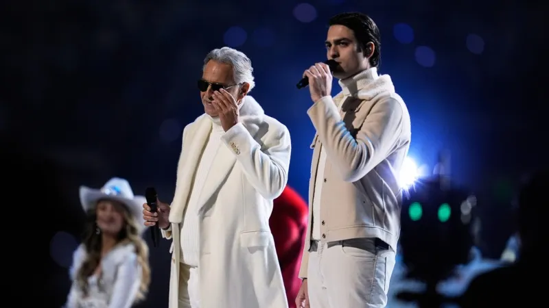 Andrea Bocelli canta junto con su hijo | AP
