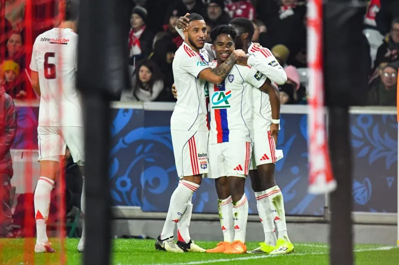 Debutó con Lyon
