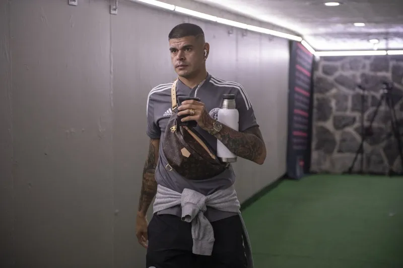 También funge como directivo y hasta albañil