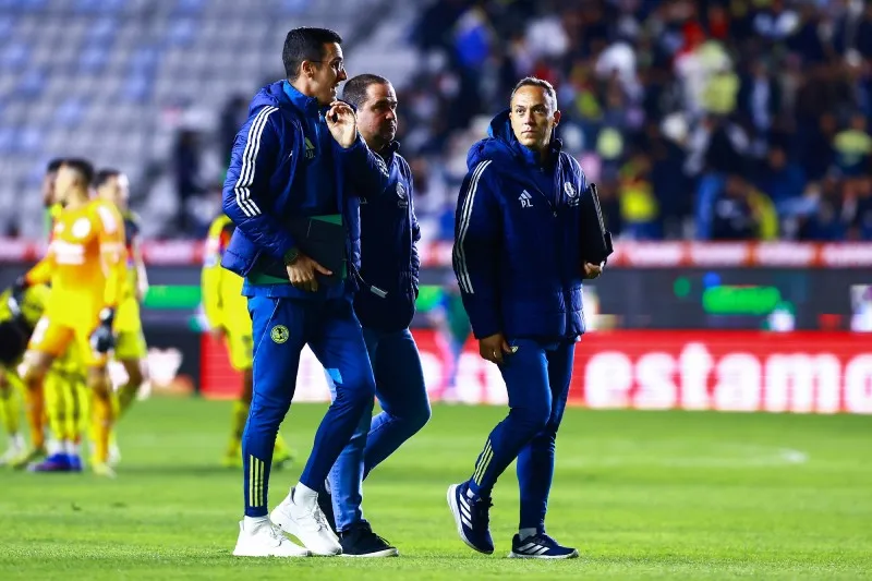 Junto a su cuerpo técnico | MEXSPORT