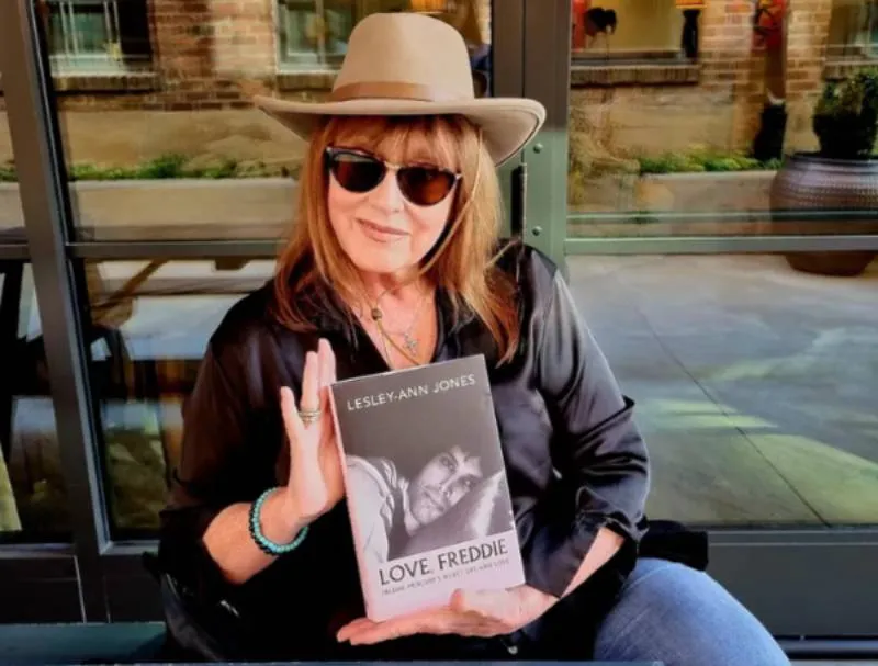 Lesley-Ann Jones, autora de libro "Love, Freddie". / IG: lajwriter