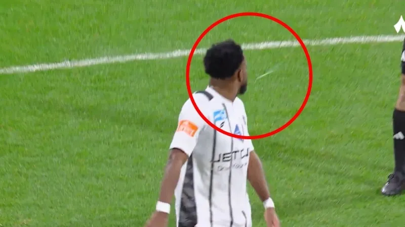 Escupió en dirección al árbitro