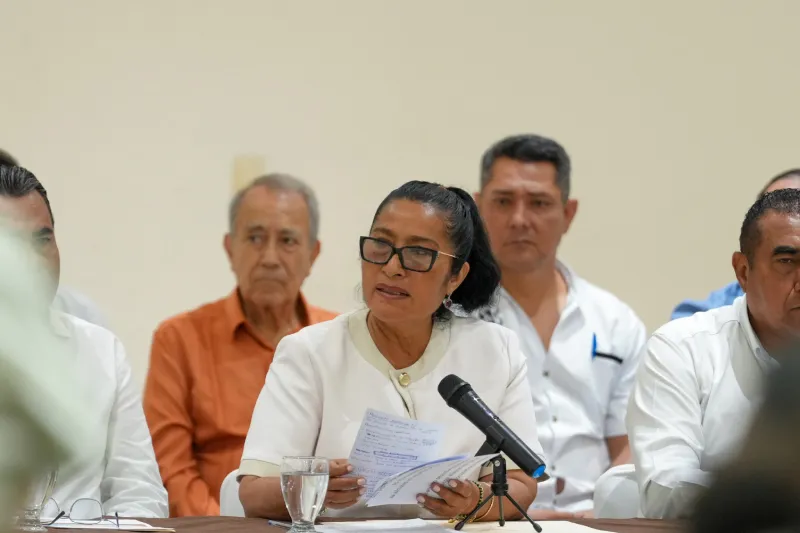 La alcaldesa de Acapulco asegura que su cadena es de acero y no de lujo / FB: @AbelinaLopezR