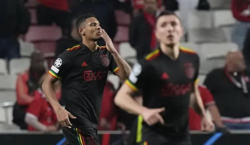 Ajax con playera inspirada en Bob Marley