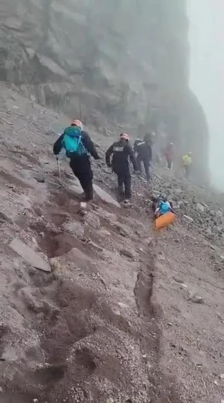 Los rescatistas bajaron a la Arista de la Luz por el cuerpo / Especial
