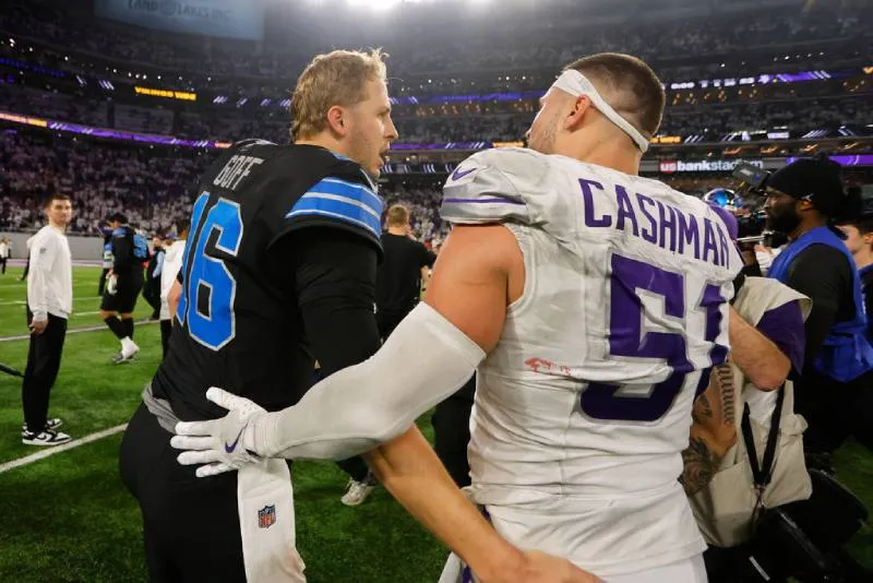 Jared Goff y Blake Cashman tras el partido de Navidad