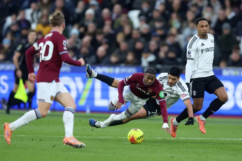 Raúl Jiménez durante el partido de Fulham ante West Ham