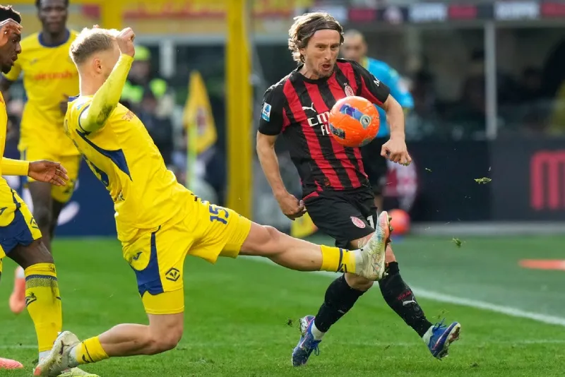 Modric en acción en un compromiso con AC Milan