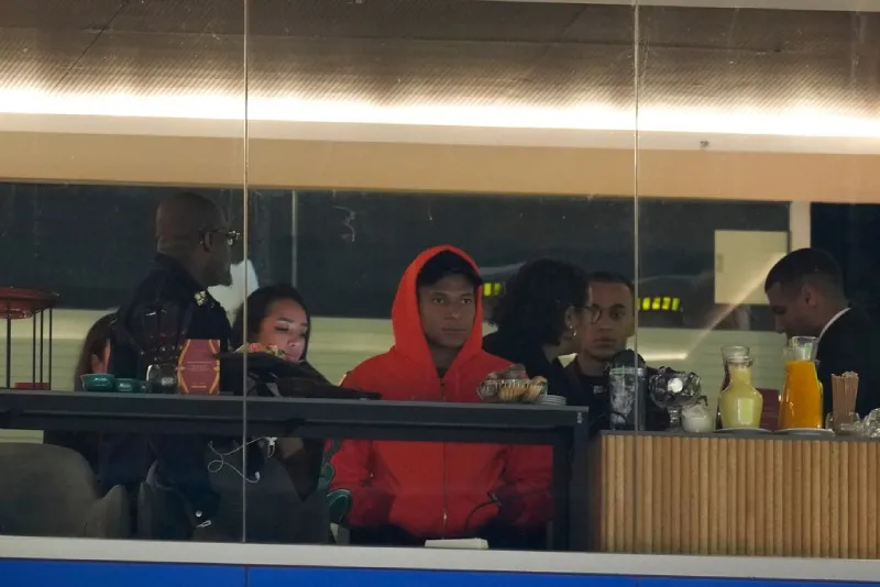 Kylian Mbappé como espectador en la Copa Africana de Naciones