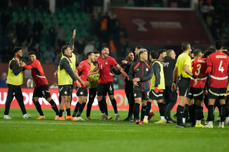 Jugadores de Egipto celebran tras la victoria contra Costa de Marfil