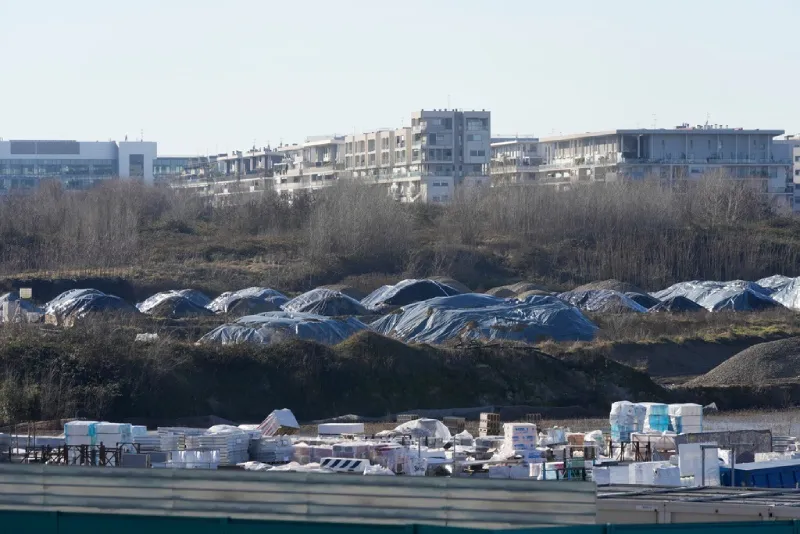 Las afueras de las construcciones en la Santa Giulia Ice Hockey Arena