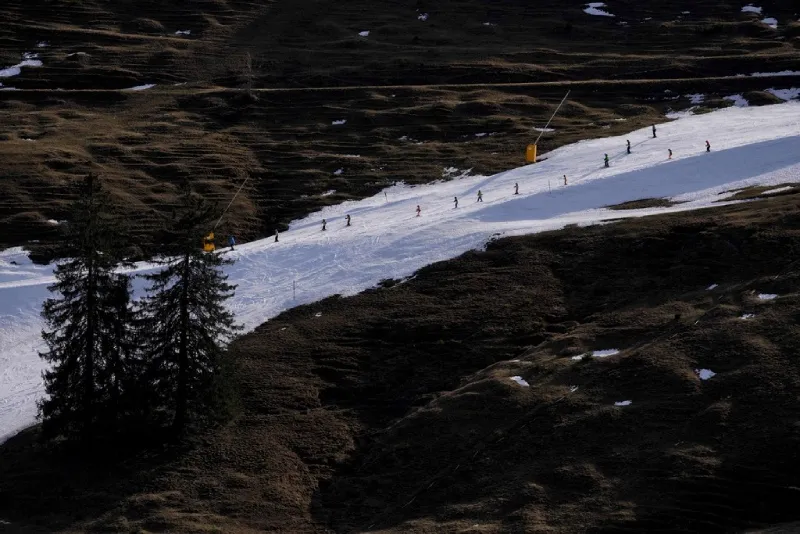 Un grupo de personas esquían en una colina de nieve artificial en Bayrischzell