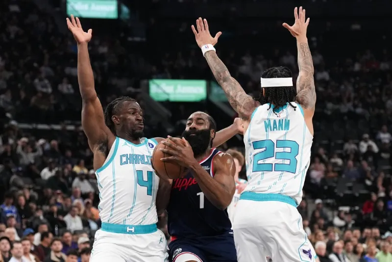 Harden tuvo un histórico partido ante Charlotte