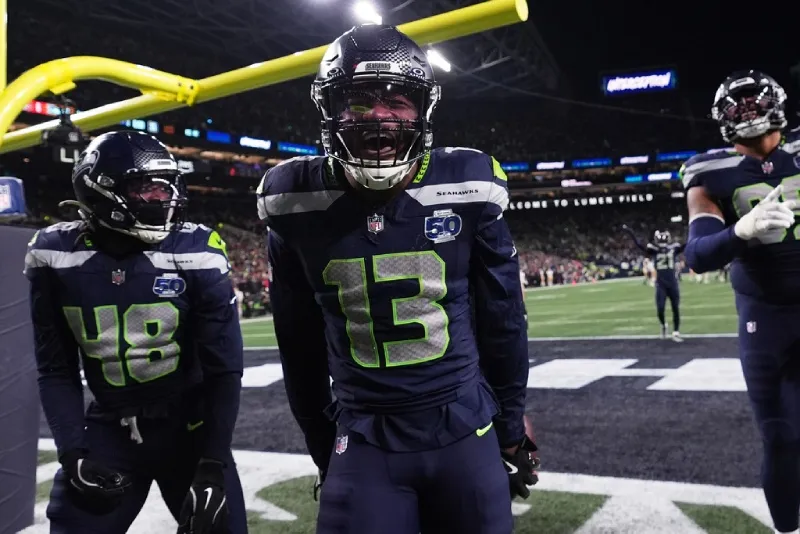 Ernest Jones en celebración con los Seattle Seahawks