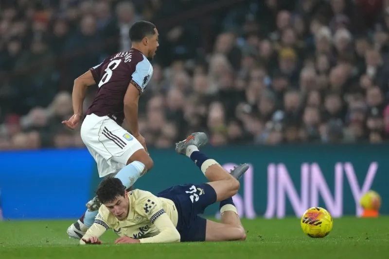 Youri Tielemans en el partido de Premier League de Aston Villa