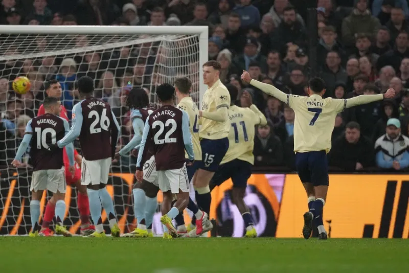 Jugadores de Everton celebran en su partido ante Aston Villa