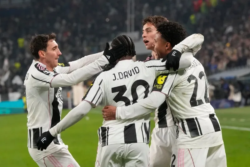 Jugadores de Juventus en celebración de gol