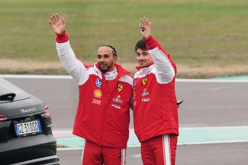 Hamilton y Leclerc en la presentación de Ferrari