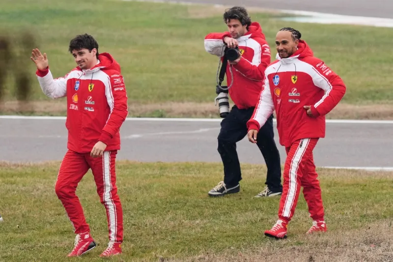 Charles Leclerc y Lewis Hamilton con Ferrari