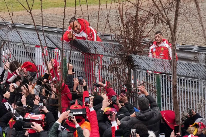 Hamilton con los fans durante la presentación del auto de Ferrari