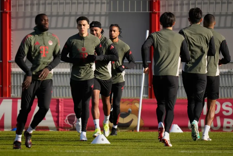 Jugadores de Bayern Munich en entrenamiento previo al juego ante PSV