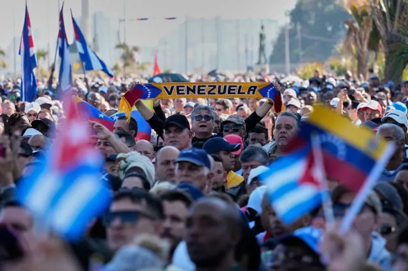 Cubanos en una manifestación en La Habana después de que Estados Unidos capturara a Maduro. / AP