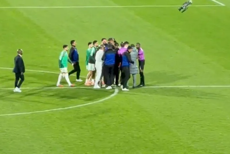 Jugadores de Argelia y de Nigeria protagonizaron pelea tras el partido | FOTO TOMADA DEL VIDEO