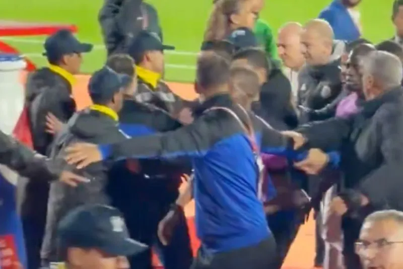 Jugadores de Argelia y de Nigeria protagonizaron pelea tras el partido | FOTO TOMADA DEL VIDEO