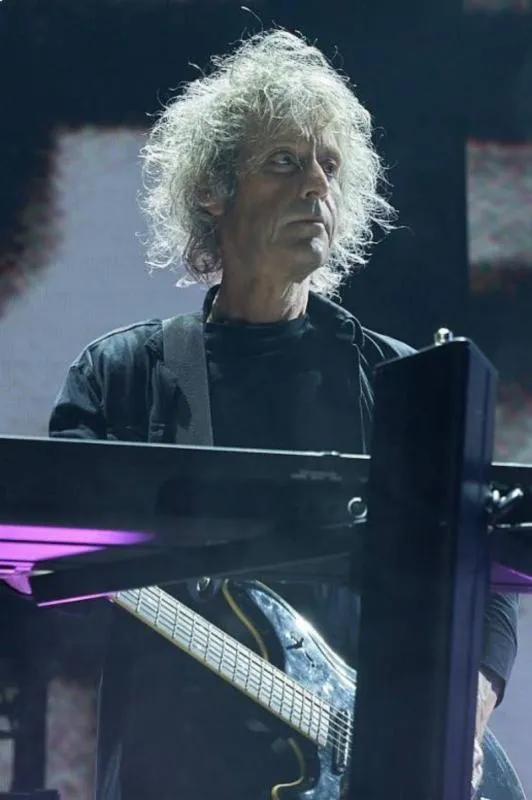 No solo fue guitarrista, también tocó el teclado y el bajo con el grupo / Especial