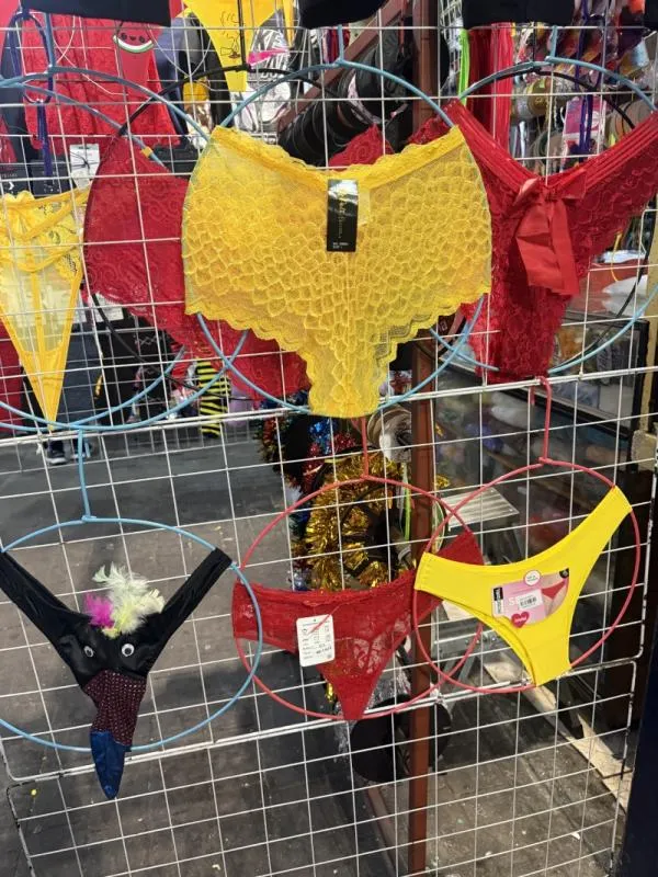 Los calzones que más se venden para Año Nuevo son el amarillo y el rojo / Gina Sánchez