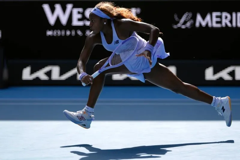 Coco Gauff desquitó su ira contra su raqueta | AP