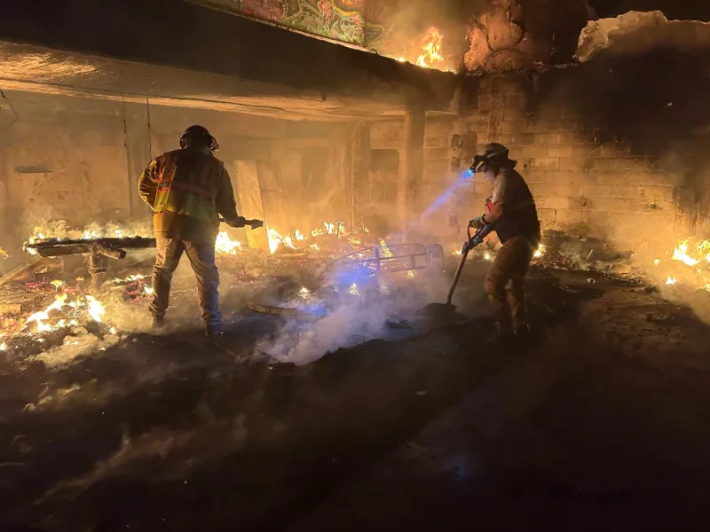 Los bomberos actuaron rápido para controlar las llamas / Especial