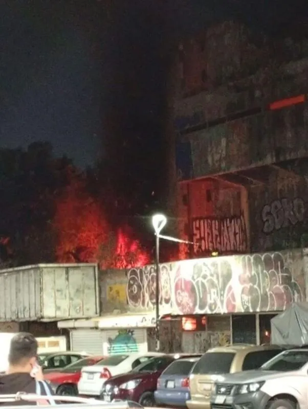 Lugareños grabaron el momento en que el fuego azotaba el lugar / Especial