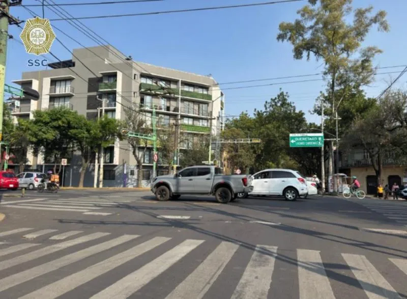 Los vehículos con engomado rojo, placas 3 y 4, y holograma 1 y 2, no circulan / FB: @orientadorvial