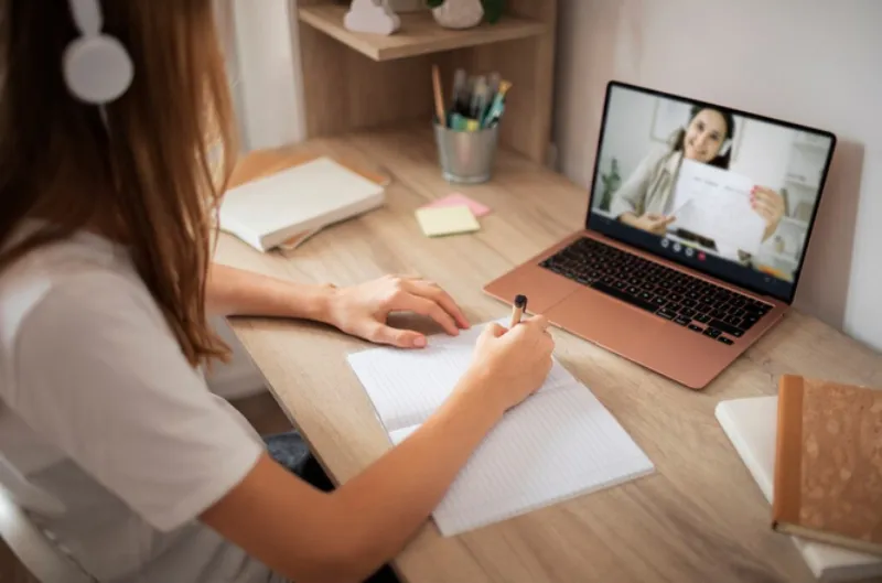 La educación a distancia se empezó a implementar tras la pandemia de covid / FREEPIK