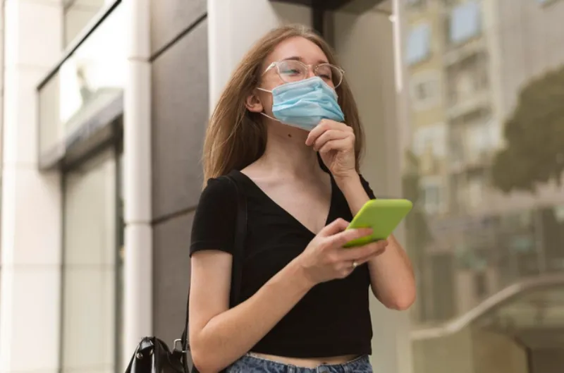 Procura usar cubrebocas en caso de salir a la calle / FREEPIK