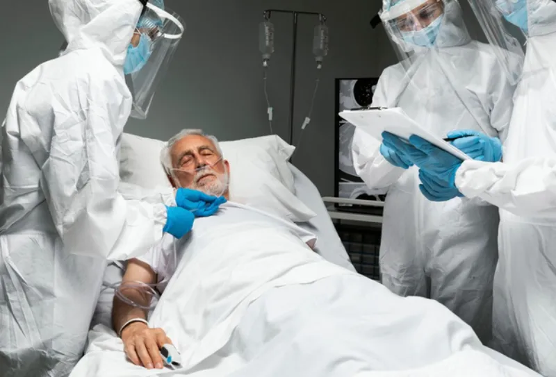 Las autoridades hacen el llamado para proteger a los adultos mayores / FREEPIK