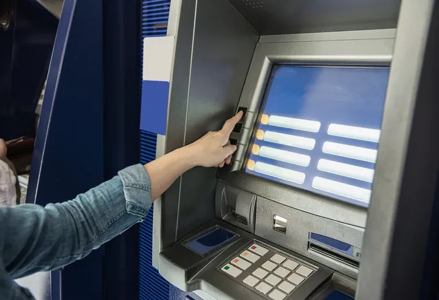 El peso se mantiene fuerte frente al dólar este jueves / FREEPIK