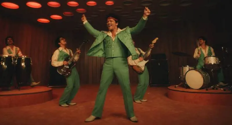 En el video oficial de “I Just Might”, Bruno Mars encarna múltiples versiones de sí mismo sobre un escenario festivo. / YT: Bruno Mars