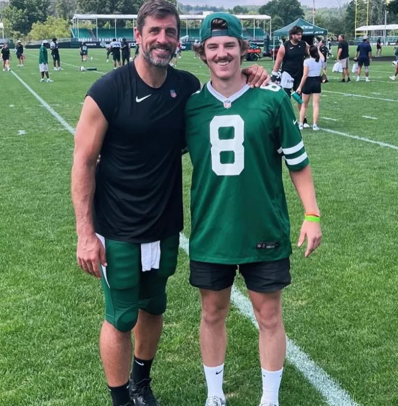 Rodgers y su doble | IG: @rodgers_realm