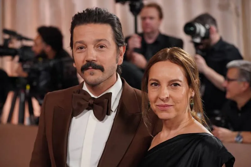 Diego Luna acudió a la entrega de premios acompañado de su novia Marina de Tavira/AP