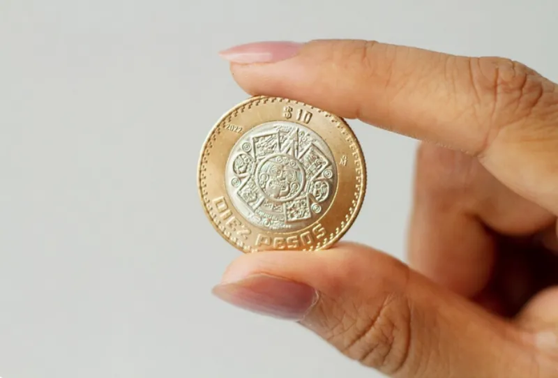 El peso mexicano continúa por debajo de los 19 pesos / FREEPIK