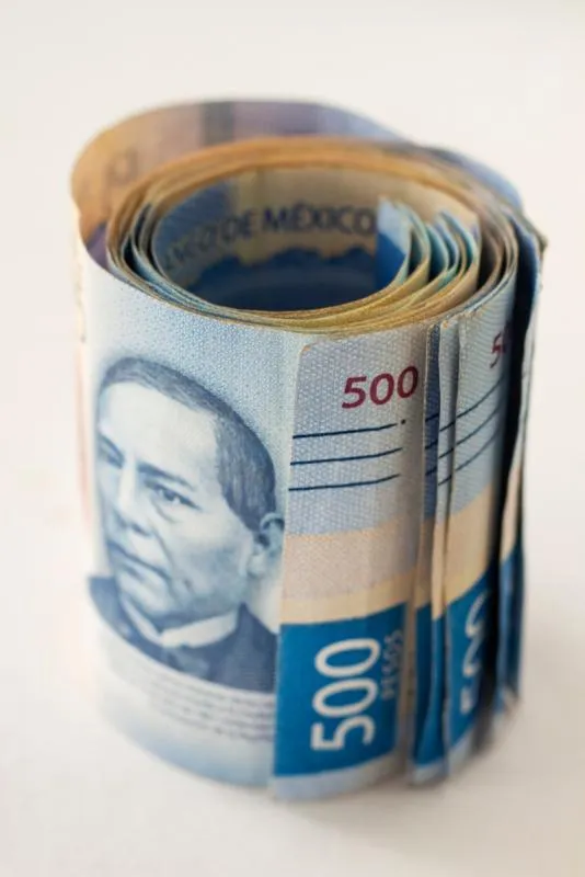 El peso mexicano continúa por debajo de los 18 pesos / FREEPIK