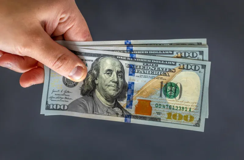 El peso se mantiene fuerte frente al dólar este jueves / FREEPIK