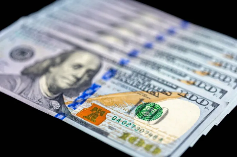 El peso se mantiene fuerte frente al dólar este jueves / FREEPIK